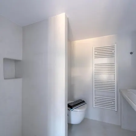 Parikia's Crossroad 3 Bedroom House *