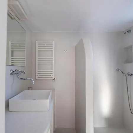 Parikia's Crossroad 3 Bedroom House