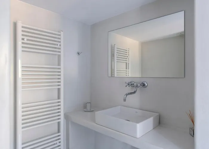 Parikia's Crossroad 3 Bedroom House Apartment *