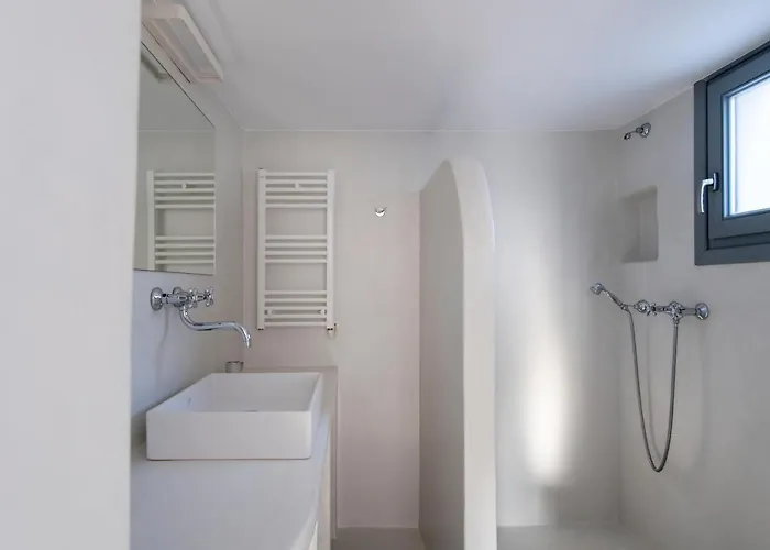 Parikia's Crossroad 3 Bedroom House