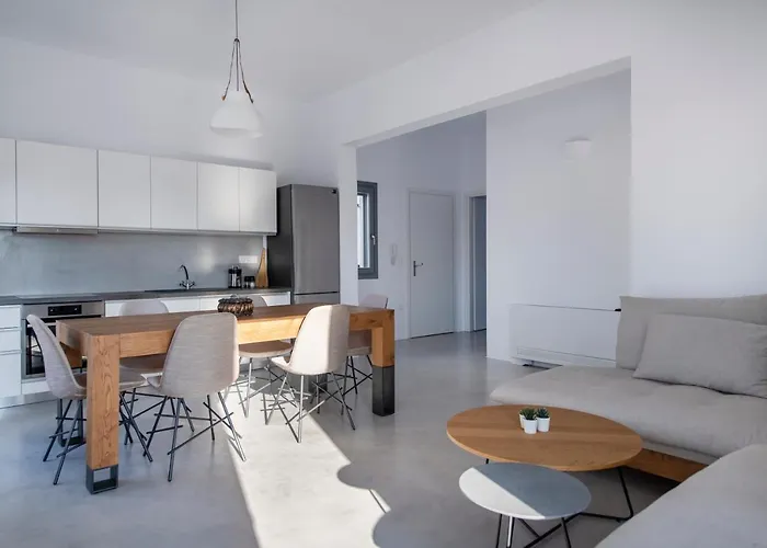 Parikia's Crossroad 3 Bedroom House Apartment