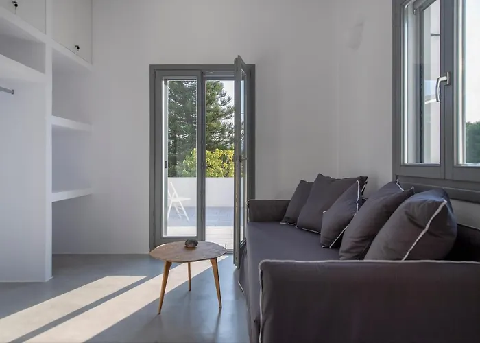 Parikia's Crossroad 3 Bedroom House